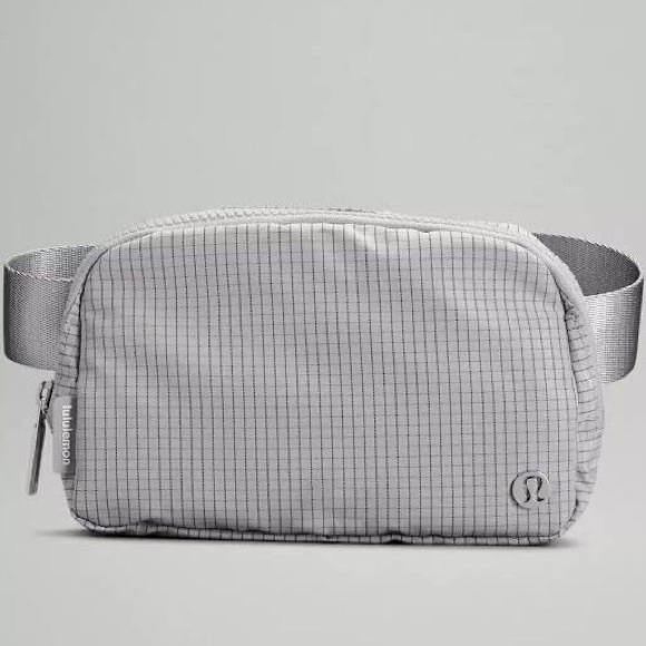 Brand new Lululemon Everywhere Belt Bag grey/ seal grey graphic squares pattern - Picture 2 of 10